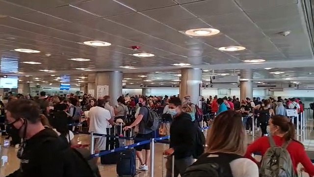 (Parte dos) Filas interminables en Migración del Juan Santamaría para ingresar al país