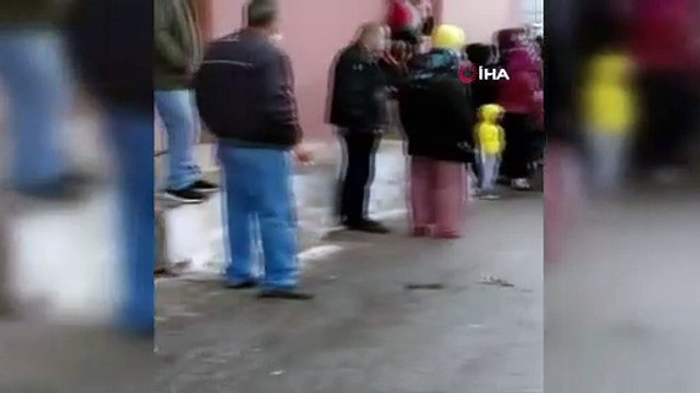 İzmir Büyükşehir Belediyesi'nden erzak dağıtımında oluşan izdiham görüntülerine dair açıklama: Özür borcumuz olduğunun farkındayız