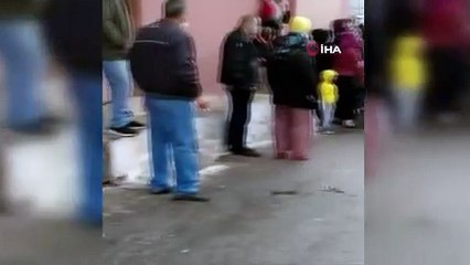 İzmir Büyükşehir Belediyesi'nden erzak dağıtımında oluşan izdiham görüntülerine dair açıklama: Özür borcumuz olduğunun farkındayız