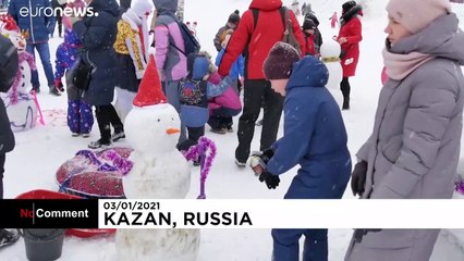 Russians enjoy winter weather at snowman festival