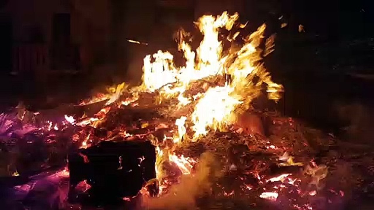 Homem coloca fogo em entulhos e Corpo de Bombeiros é acionado