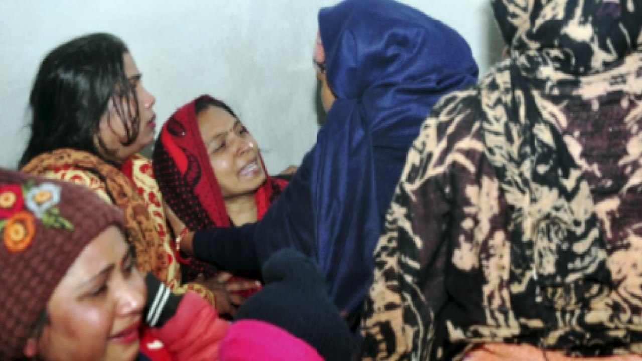 Ghaziabad: Families of deceased bolck Delhi-Mee...