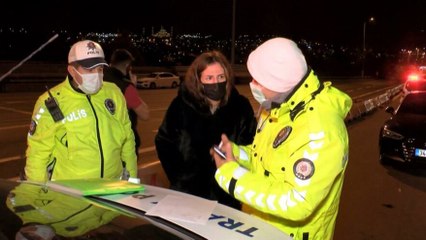 Kimlik soran polise banka kartı gösterdi