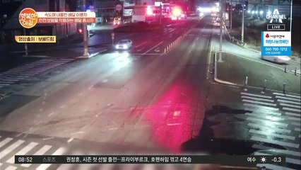 목숨이 위태로운 순간들..! 도보를 빠른 속도로 질주하는 배달 오토바이!