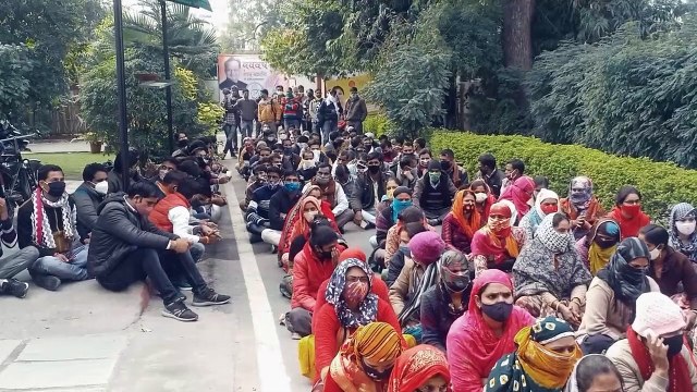 नर्सरी ट्रेनिंग टीचर भर्ती परीक्षा में चयनित 504 अभ्यर्थियों ने दिया धरना