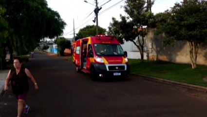 Casal cai de moto ao desviar de cachorro na Rua Verde, no Jardim Bela Vista