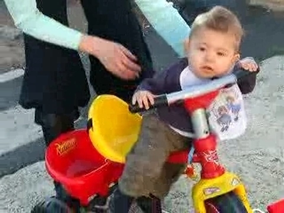 Lizandro fait du velo