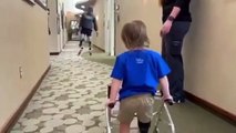 İlk kez protez bacak denemesi yapan 2 yaşındaki çocuğa tezahürat!