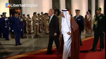 Fotografían en Abu Dabi a Juan Carlos I caminando con dificultad y con ayuda