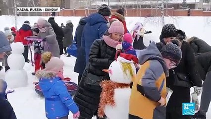 Russians enjoy winter weather at snowman festival