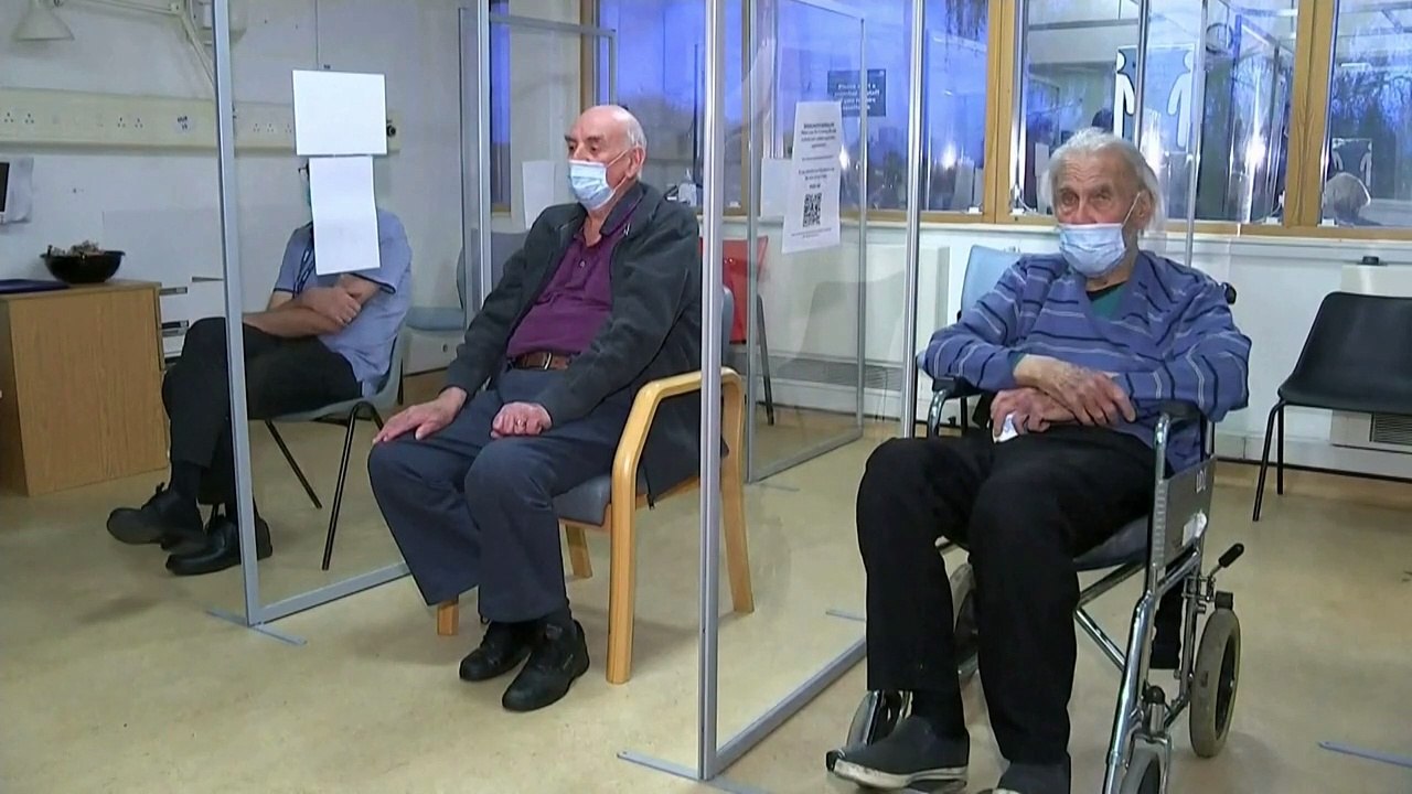 Vacina da AstraZeneca começa a ser aplicada