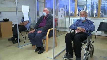 Vacina da AstraZeneca começa a ser aplicada