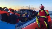 شاهد: سفينة تابعة لمنظمة غير حكومية تقل 265 مهاجرا  تبحث عن مرفأ آمن للرسو