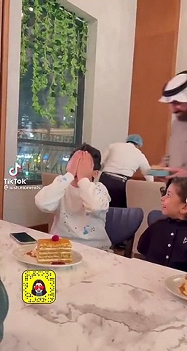 ردة فعل عفوية من طفلة في عيد ميلاد شقيقها تخطف القلوب