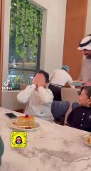 ردة فعل عفوية من طفلة في عيد ميلاد شقيقها تخطف القلوب