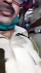 شرطي مومباي يزيل ثعبان يبلغ ارتفاعه 6 أقدام من منزل