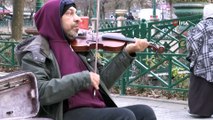 Çıplak Ayaklı Sokak Müzisyeni