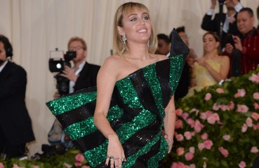 Miley Cyrus afirma ter decorado mansão com brinquedos eróticos
