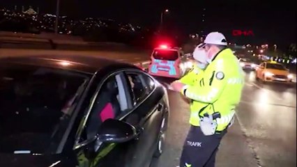 Cezadan kurtulmak için kimlik yerine banka kartını gösterdi