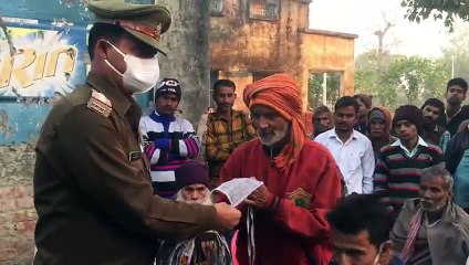 एसओ ने अपने हाथों से लोगो को वितरित किए मास्क