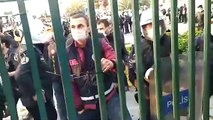 Boğaziçi Üniversitesi'nin kapısına vurulan polis kelepçesi böyle görüntülendi