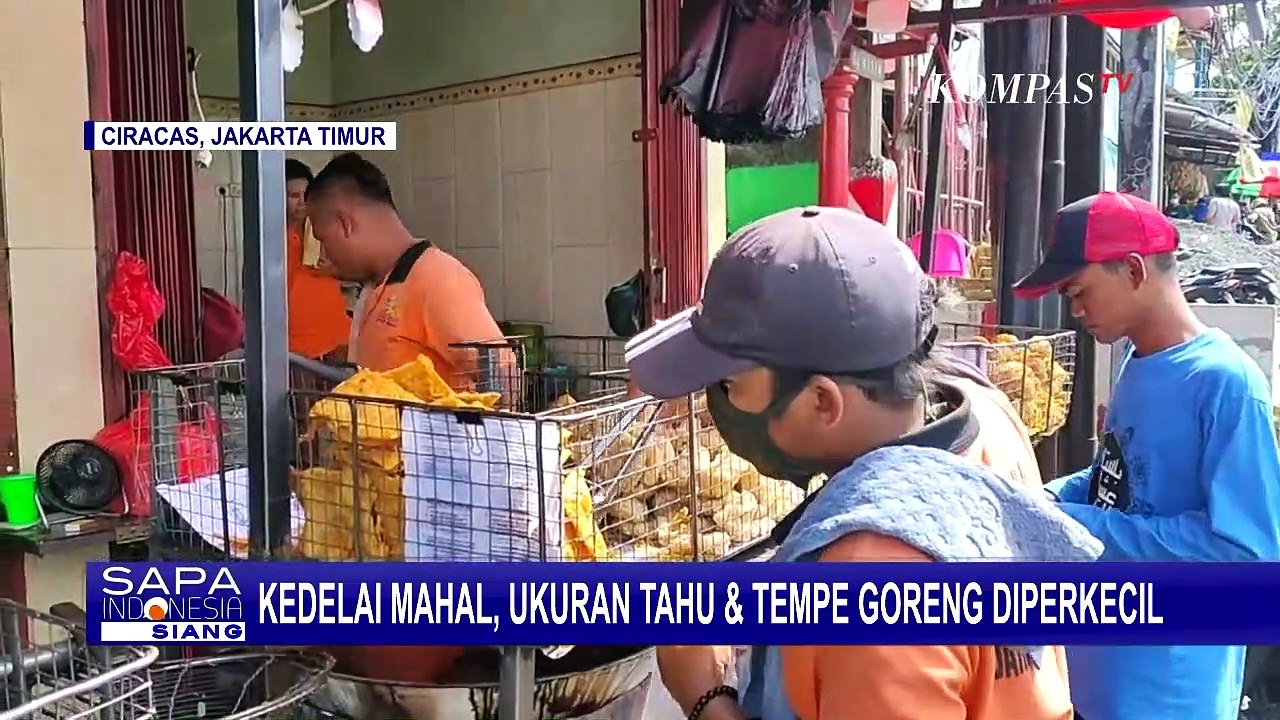 Penjual Gorengan Kecilkan Ukuran Tempe Tahu Karena Kedelai Mahal