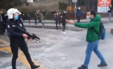 Boğaziçi Üniversitesi'nde öğrencilere polis müdahalesi