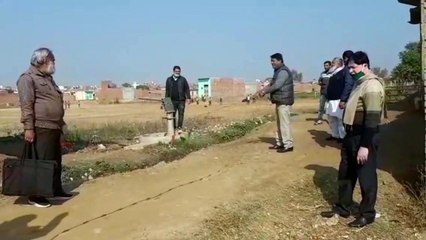 अवैध कब्जे की शिकायत पर राजस्व की टीम ने की तालाब की भूमि की पैमाइश
