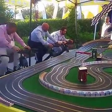 Ces joueurs doivent pédaler sur de vrais vélos pour faire avancer leur voiture sur un circuit de voiture télécommandée