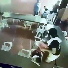 Cet écolier très fatigué part avec sa chaise au lieu de son cartable