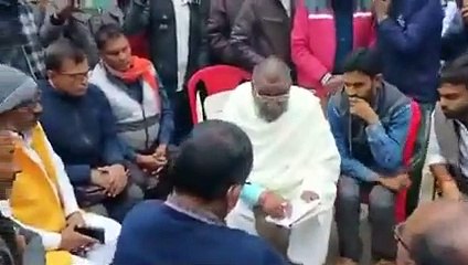 किसानों की समस्याओं को लेकर अपने ही सरकार के खिलाफ धरने पर बैठे BJP विधायक