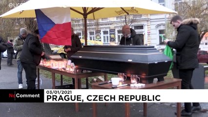 Con velas, en lugar de cerveza, en sus vasos, la procesión protesta en Praga de los restauradores