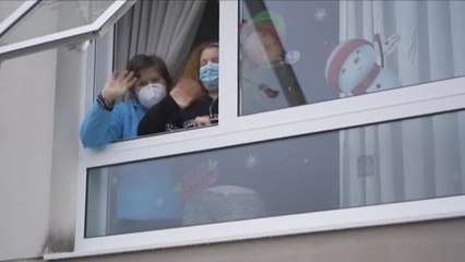 Emotiva felicitación de Año Nuevo de los vecinos de Muras (Lugo)
