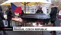 شاهد: أقداح الجعَة الفارغة احتجاجاً على الإغلاق في جمهورية التشيك