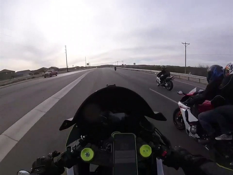 Ce biker fait tomber sa copine en réalisant une roue arrière