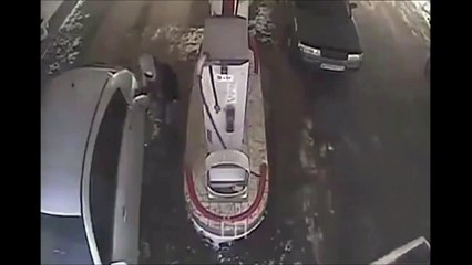 Elle se fait gifler par le câble d'une pompe à essence !