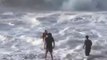 Un surfeur se jette à la mer pour sauver un nageur en difficulté à Hawaii