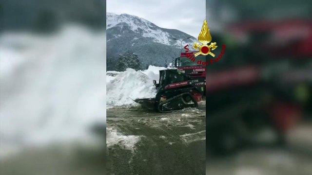 Santo Stefano di Cadore (BL) - Neve, ruspe al lavoro per ripulire strade (04.01.21)