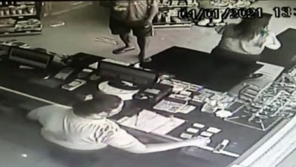 Mulher esquece celular em balcão de posto e outro cliente leva o aparelho