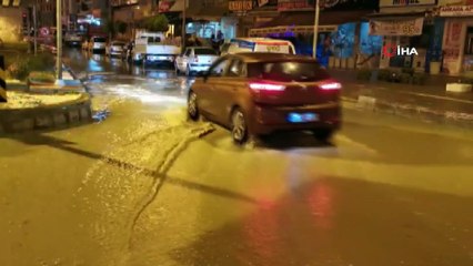 Kuşadası’nda sağanak sonrası istinat duvarı çöktü, yollar göle döndü