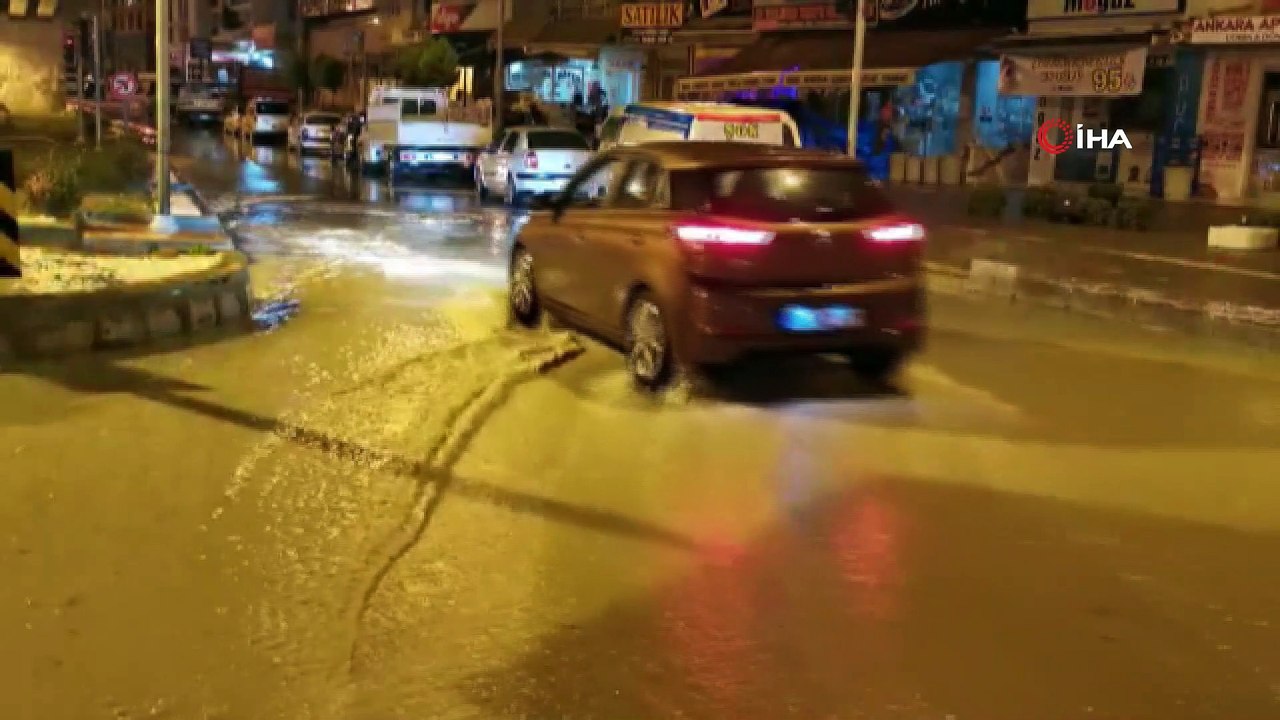 Kuşadası’nda sağanak sonrası istinat duvarı çöktü, yollar göle döndü