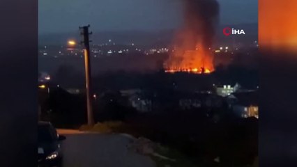 Kocaeli’de askeri arazi yakınındaki sazlık alan alev alev yandı