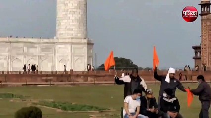 ताजमहल पर फहराया भगवा