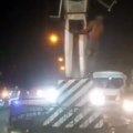 इंदौर: ट्रैफिक कंट्रोल करने वाले रोबोट से युवक ने की तोड़फोड़, वीडियो बनाते रहे लोग, वीडियो वायरल