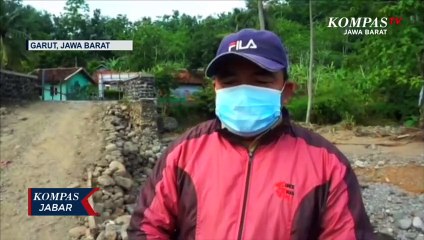 Jembatan Penghubung Antar Desa di Garut Rusak