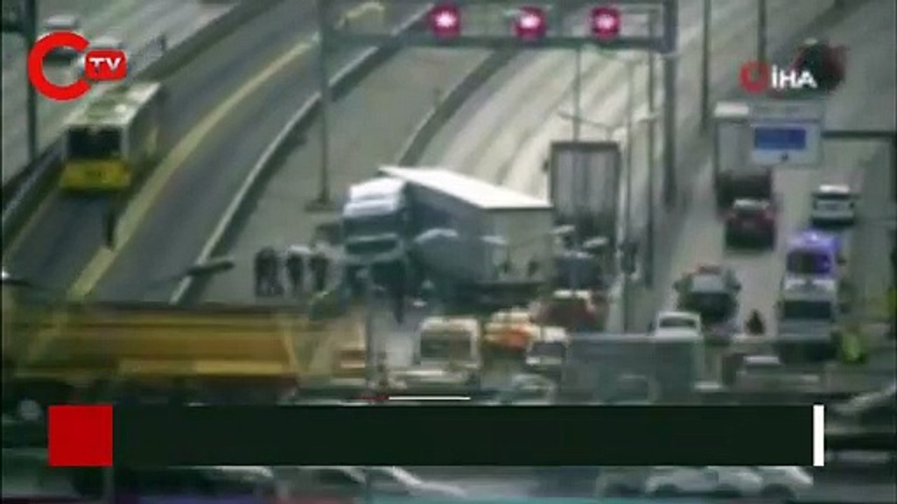 TIR, metrobüs bariyerlerine çarparak durabildi