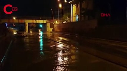 İzmir'de sağanak yağış hayatı olumsuz etkiledi