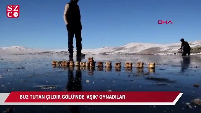 Yüzeyi buz tutan Çıldır Gölü'nde 'aşık' oynadılar