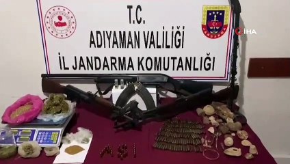 Jandarmanın uyuşturucu operasyonunda tarihi eser ve silahlar ele geçirildi