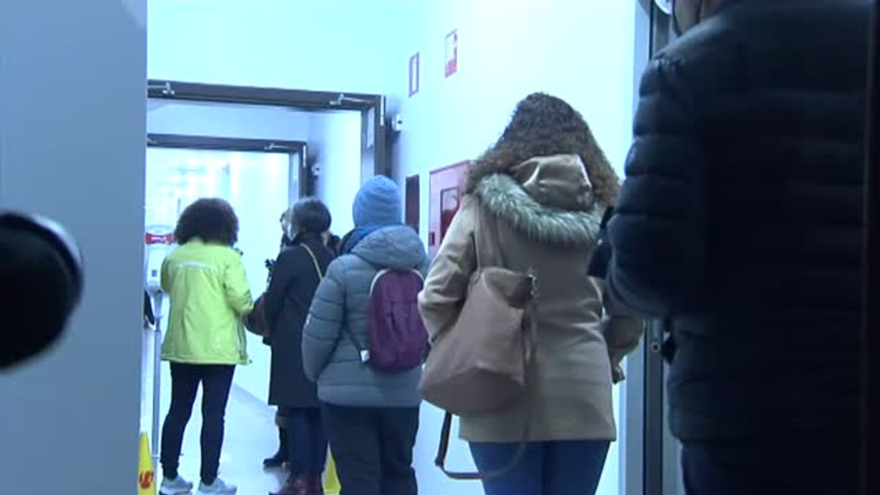Largas colas de profesores en Granada para hacerse el test covid antes de la vuelta a las aulas